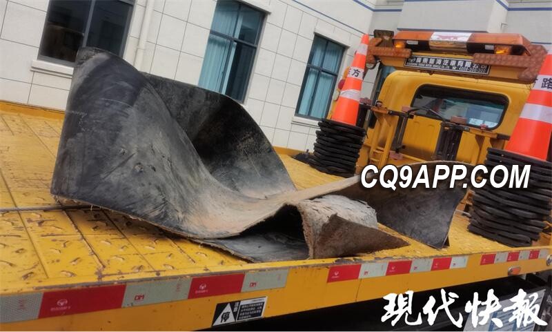 2023110321 不定时炸弹掉落高速路引发车祸，道路安全再次受挑战