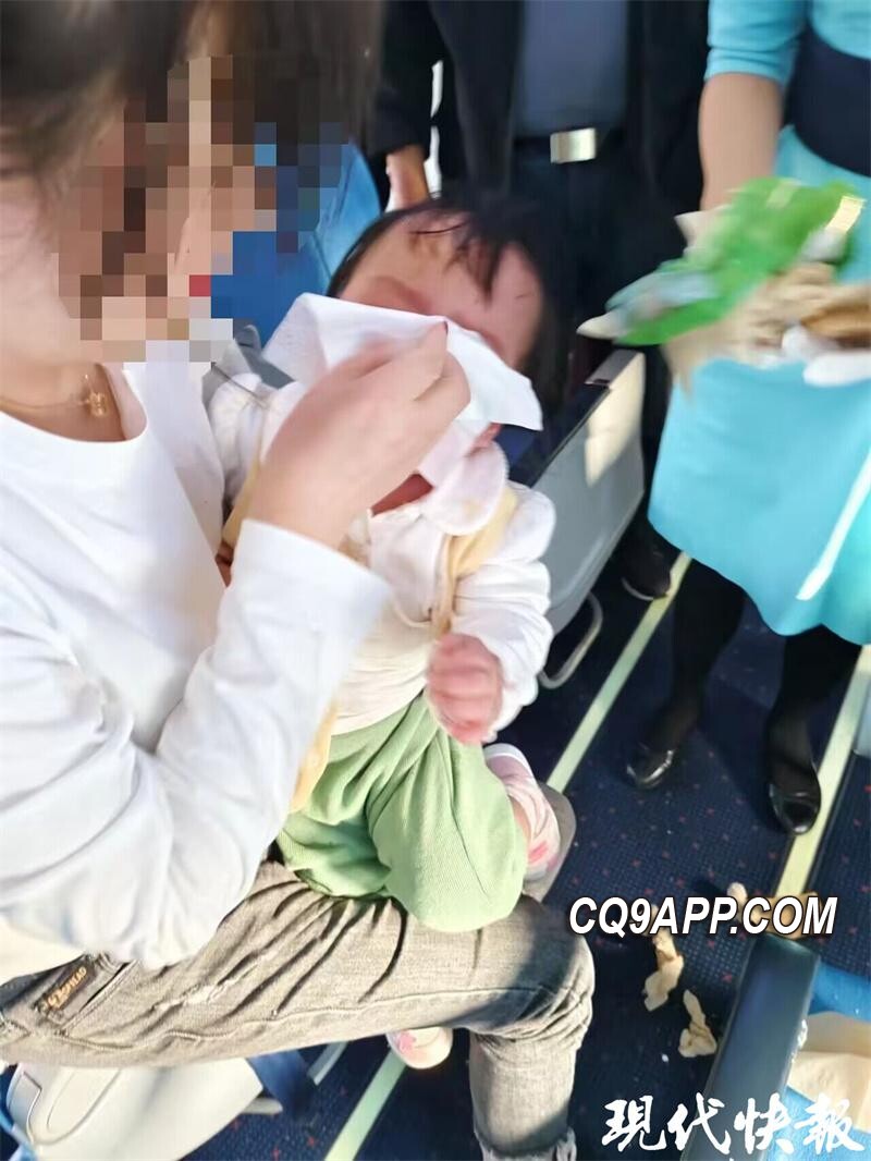 2023110321 高空急救！滨海校医海姆立克挽救卡喉女童