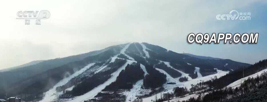 2023112111 吉林降雪迎来雪季，滑雪场开板酒店爆满