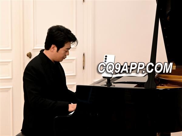 2023120721 郎朗巴黎献艺 魅族21白色版抢眼亮相
