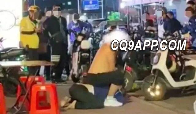2023120812 广州60岁老人遭强行压制下跪引公愤，施暴者被行拘