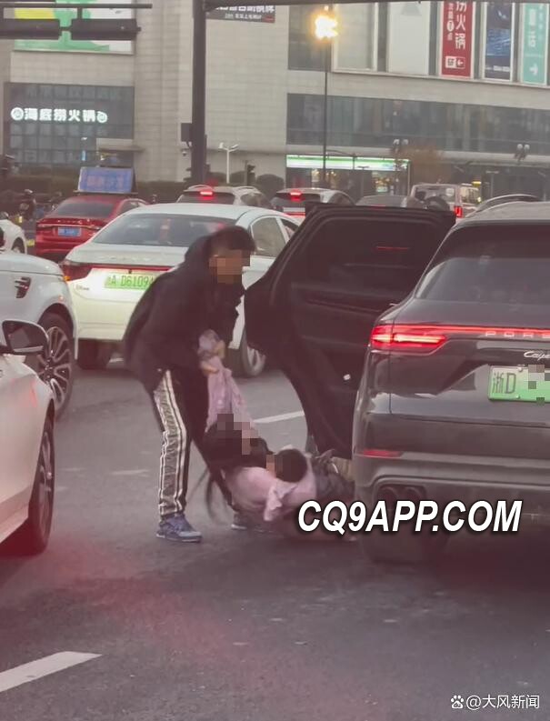 2023120921 杭州街头保时捷司机强拽母子引发交警关注