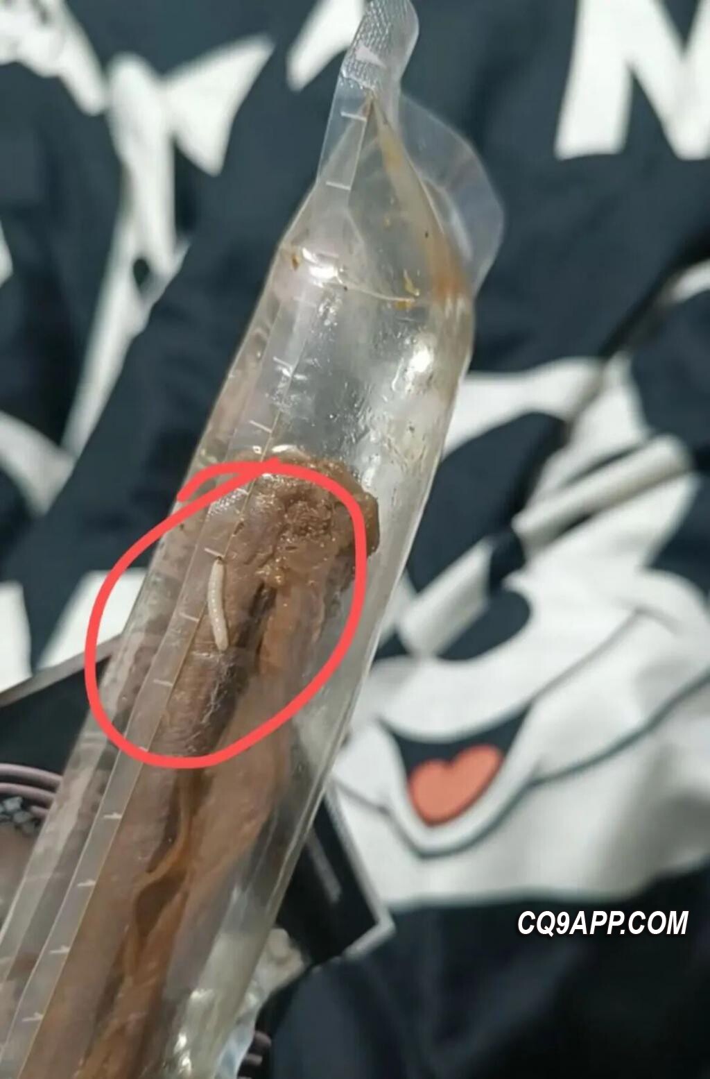 2023121215 网曝周小贱鸭脖出现活虫 生产厂家紧急回应及调查