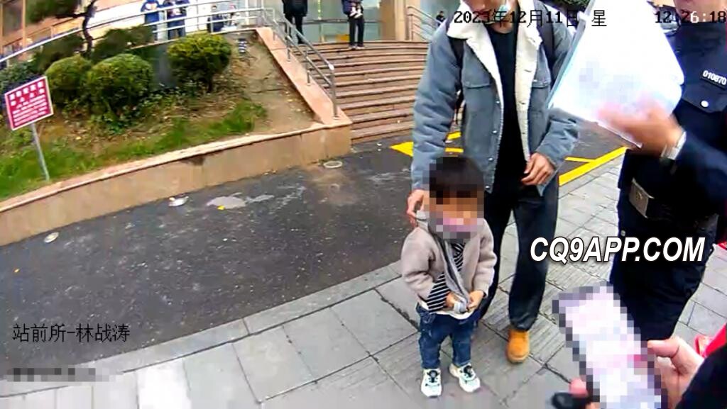 2023121514 浙江小男孩走失路边哭泣，好心市民暖心救助