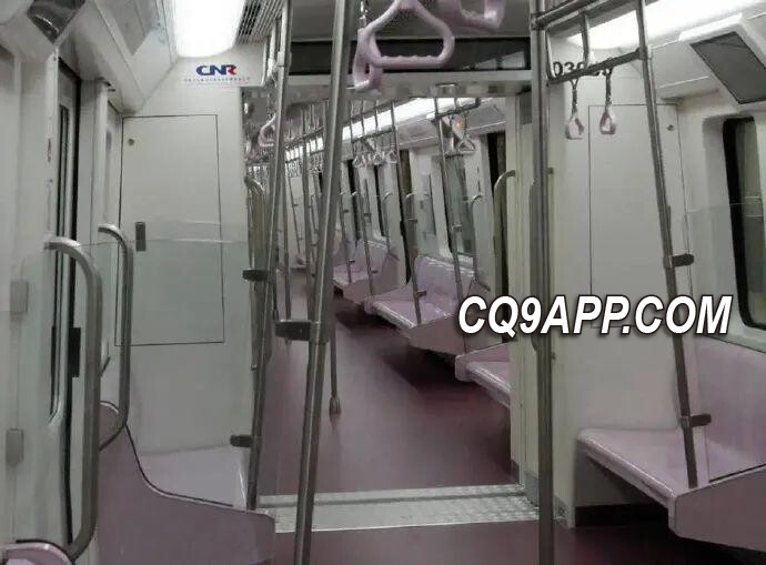 2023121613 地铁车厢连接部分潜藏危险，乘客需注意安全