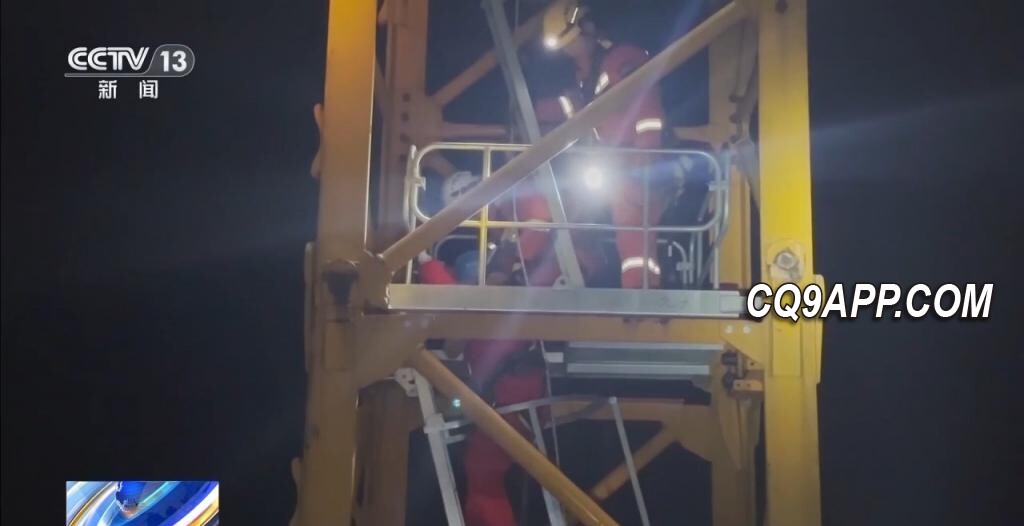 2023121613 寒夜塔吊械救悬念 低温作业需警惕失温风险