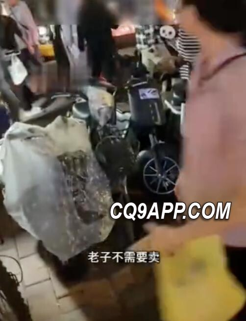 2023121615 广州女子遭遇八两秤摊贩 女子退货反映并引发网友热议