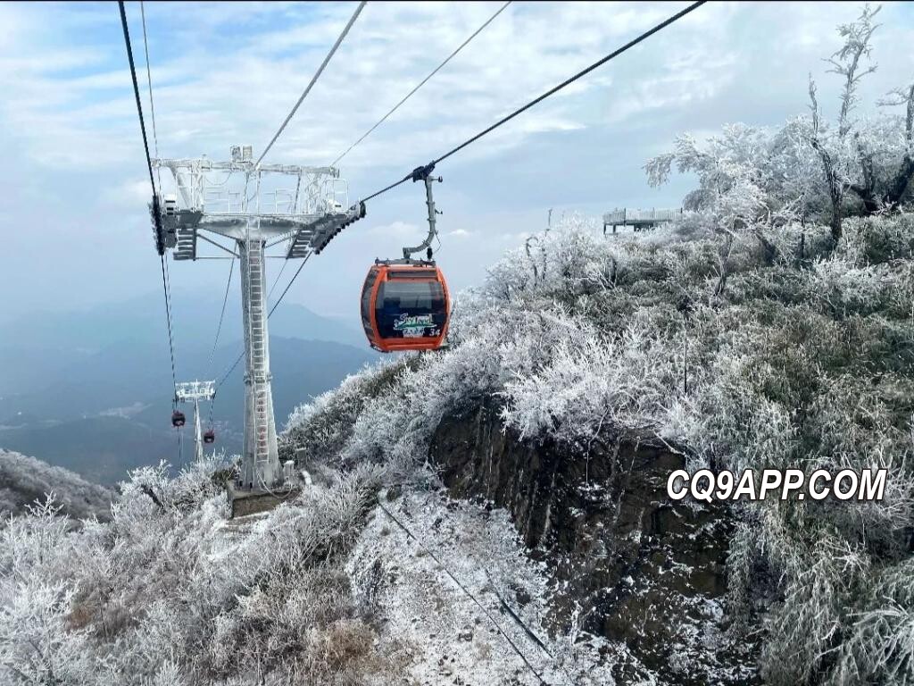 2023121811 浙江湖州缆车故障致51人空中长时间被困 寒冷天气中求救无果