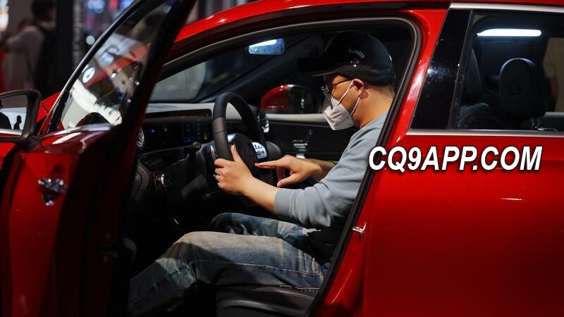 2023121812 上海调整新能源汽车牌照政策，车企急促应对市场变化