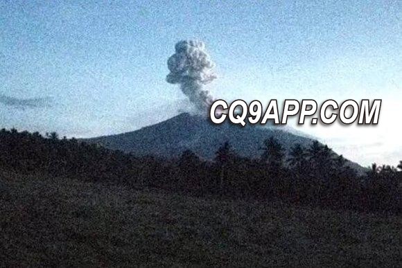 2023121813 印尼北马鲁古伊布火山爆发 喷出高达1000米火山灰