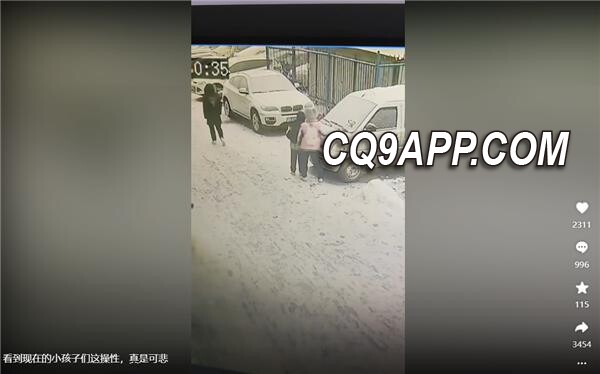 2023121814 山西晋城降雪遭恶搞，小红领巾女孩暖心除污现正义
