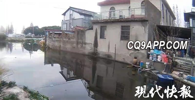 2023122016 常熟勇敢老人寒冬中跳江救起溺水男童