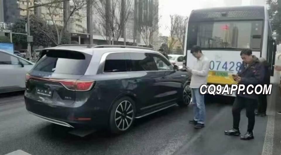 2023122221 华为高端suv Aito问界m9成都遭遇追尾事故