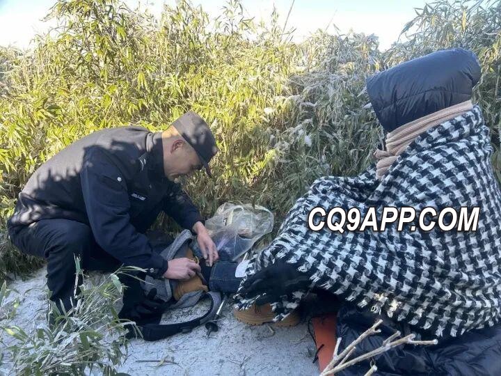 2023122313 寒冬游山警钟长鸣，素裹银山救援难