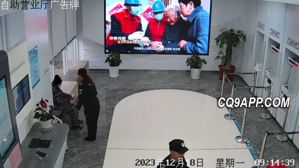 2023122315 温情融雪：徐州工作人员伸援手救助晕倒老翁