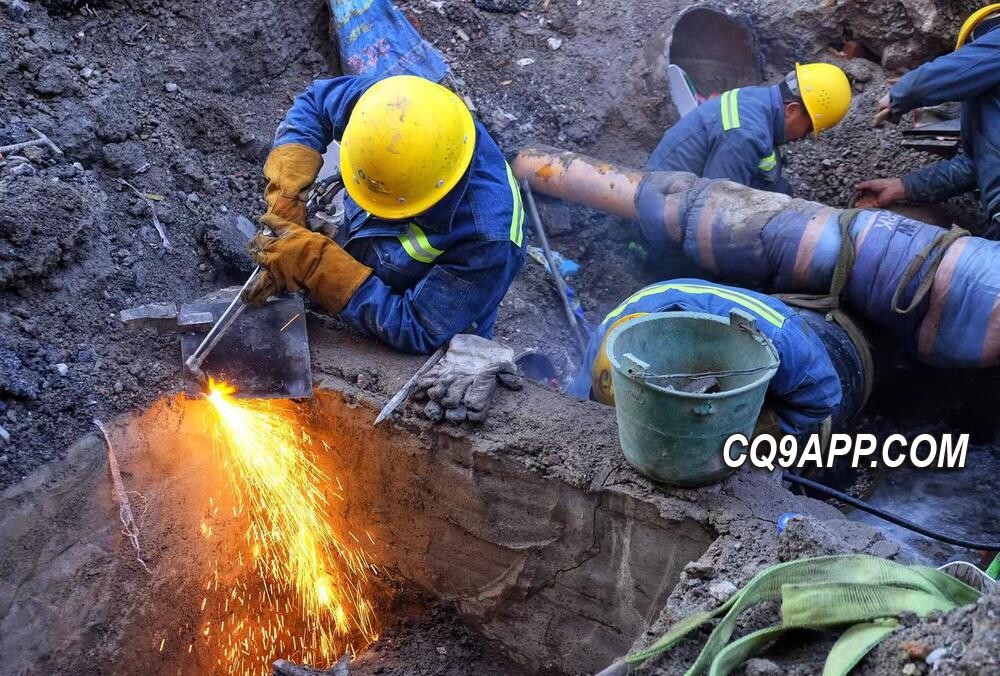 2023122410 广州十三行路供水管道爆漏 临时交通管制启动