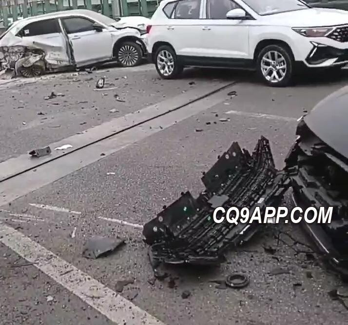 2023122420 贵阳严重车祸造成人员伤亡，交通警察紧急处置并调查事故原因