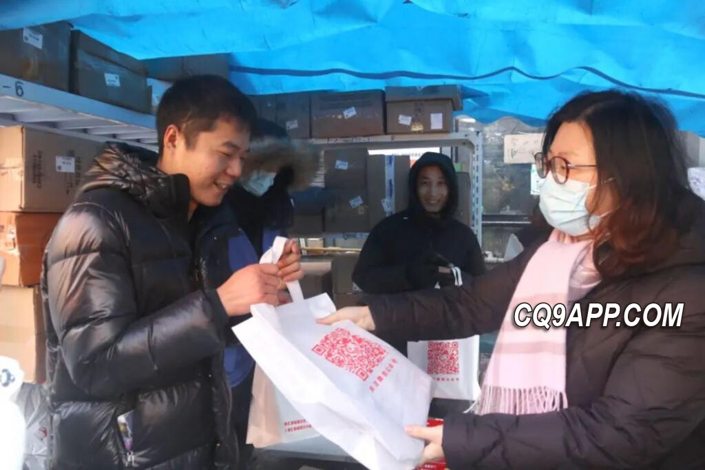 2023122612 社区温情活动，暖冬行动为快递英雄送温暖