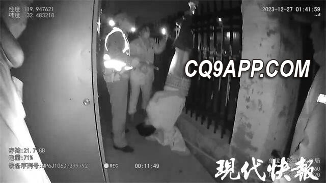 2023123012 醉酒男子不幸空中飞人 睡在高挂围栏上