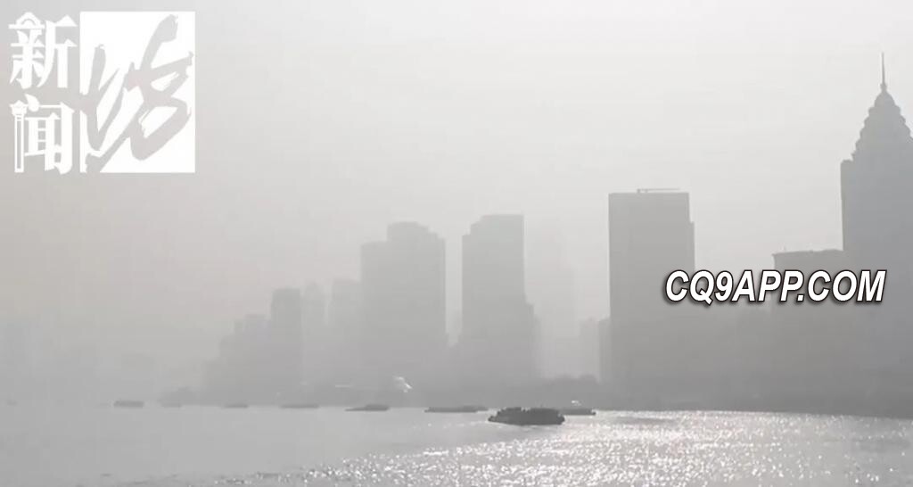 2023123110 上海元旦假期遭遇浓雾包围，市民迎来仙境般景色