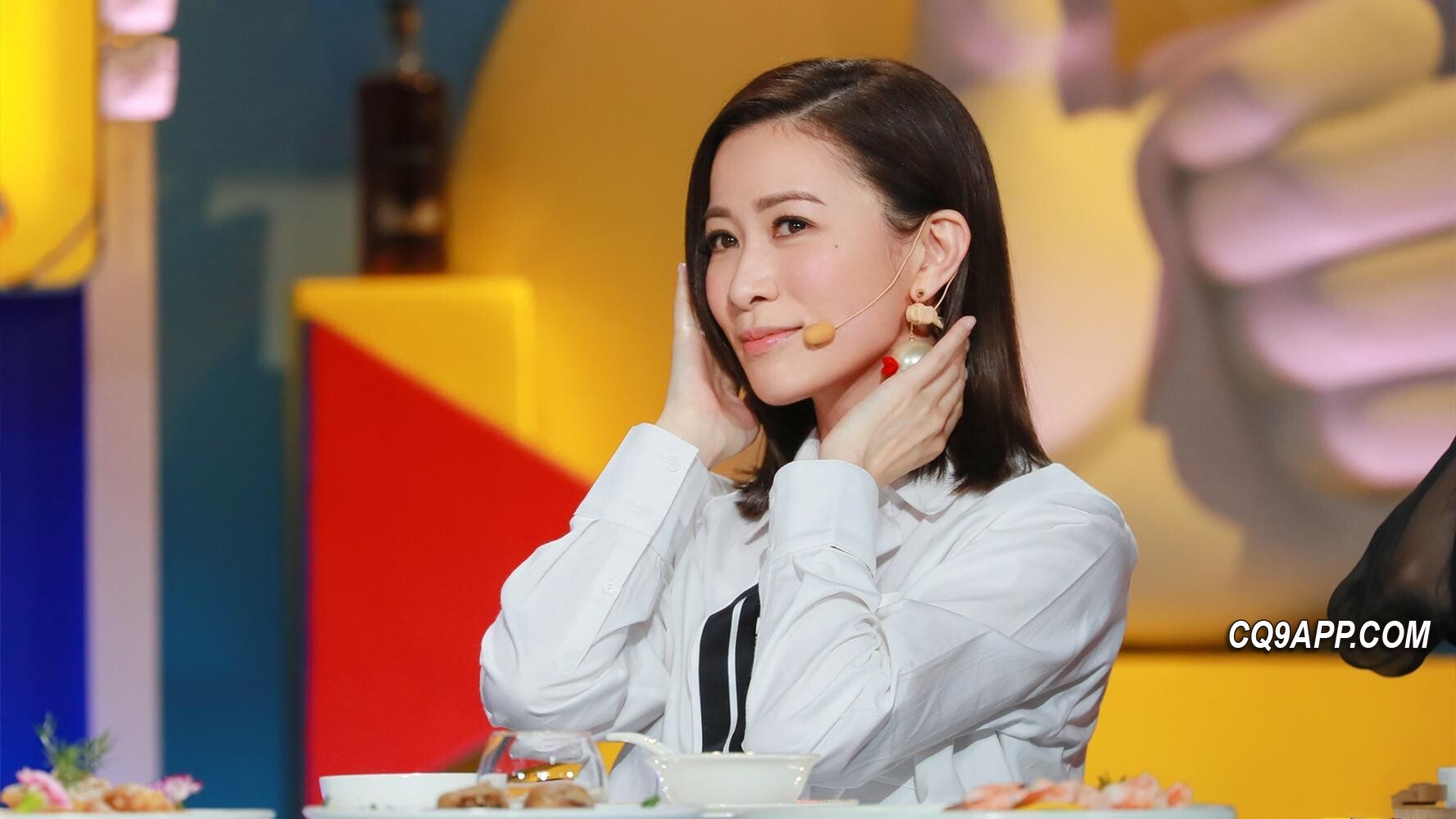 2024012620 香港视后佘诗曼深圳购物引关注，保安严密保护