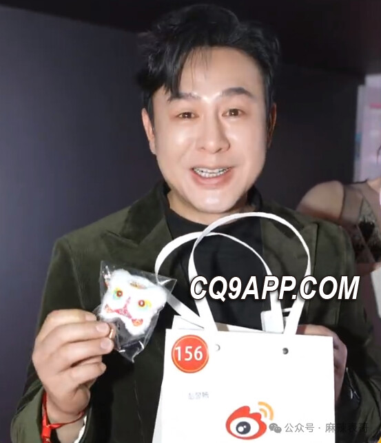 2024012720 网红狮子胸针惹议：明星礼物互换背后的心思比拼