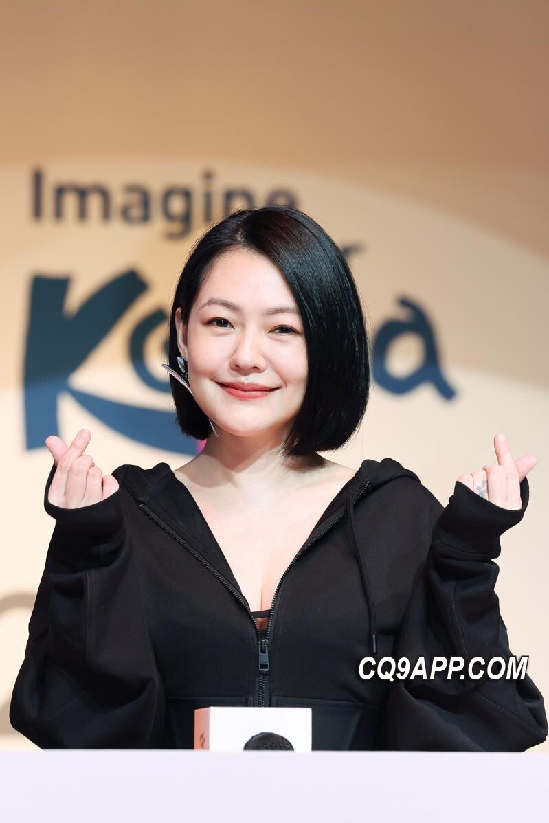 2024012912 小s家庭全员出镜庆祝大女儿生日留下时尚温馨全家福