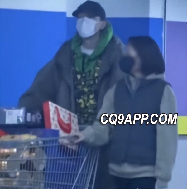 2024020320 胡歌夫妇超市采购生活照，罕见同框显家庭和谐