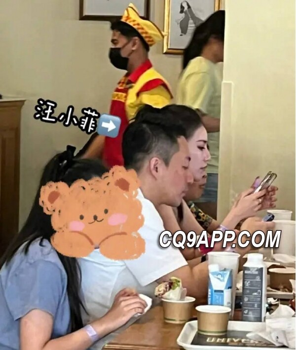 2024021012 汪小菲携幼女与神秘女士游览环球影城 疑似新恋情曝光