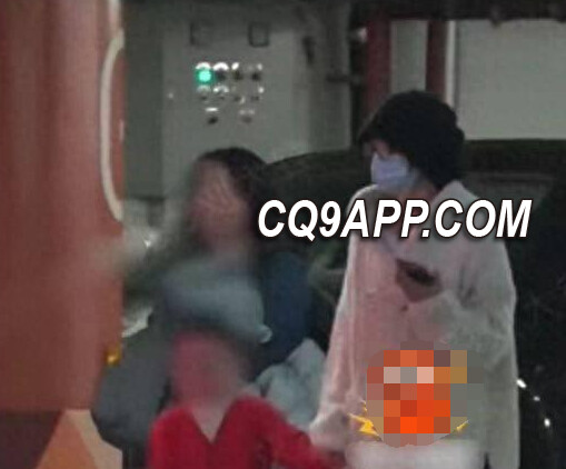 2024022012 赵丽颖温馨出游护娃画面曝光 网友：妈妈的爱最温暖
