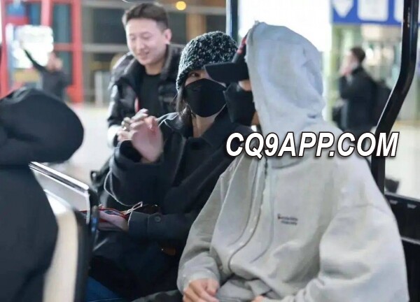 2024030212 王菲谢霆锋机场甜蜜同行，李亚鹏直播泪崩诉债务苦境