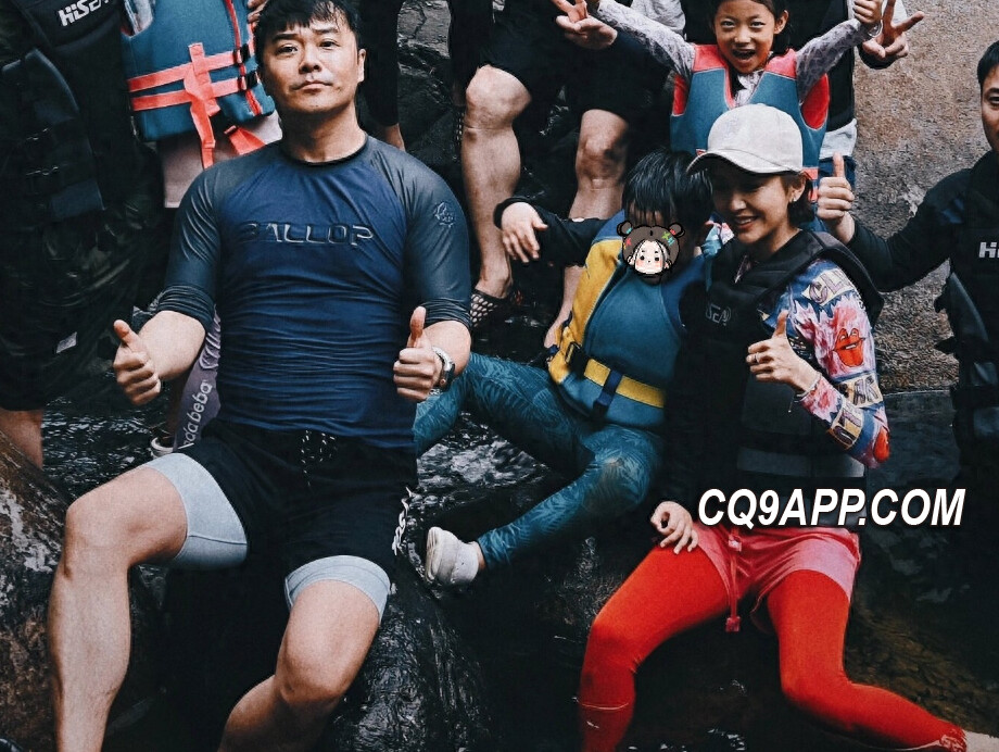 2024030511 佟丽娅陈思诚携子亲近同游，温馨亮相震撼娱乐圈