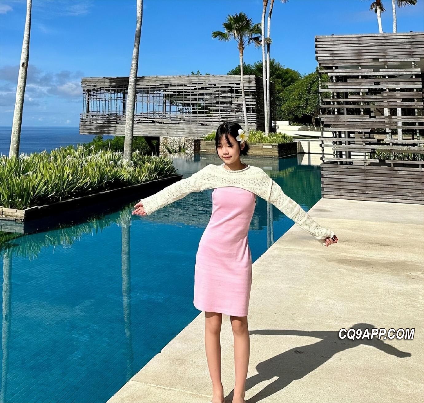 2024030513 大小s家族共赴巴厘岛 姐妹俩风格迥异引关注
